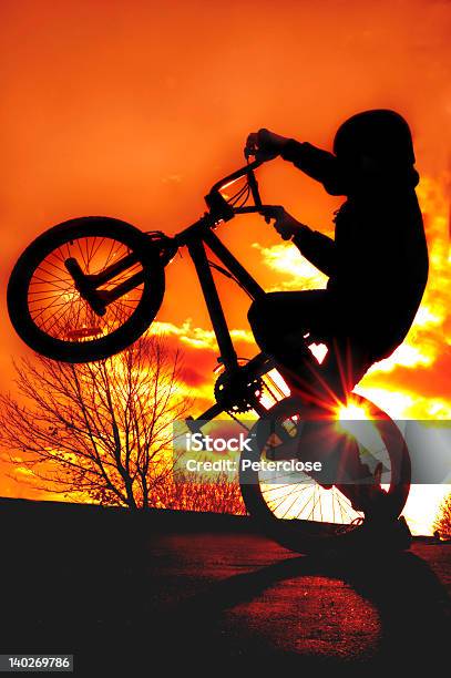 Bmx Silhouette Del Ragazzo - Fotografie stock e altre immagini di Bambino - Bambino, Acrobazia, Adolescente