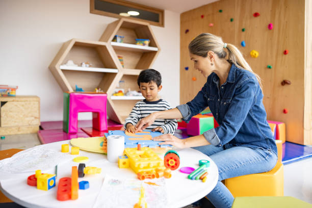 szczęśliwy nauczyciel uczący liczby chłopca - teacher child preschool mathematics zdjęcia i obrazy z banku zdjęć