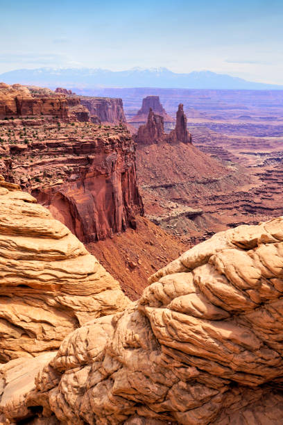 canyonlands nationalpark blick über das tal, utah, usa - canyonlands national park utah mesa arch natural arch stock-fotos und bilder