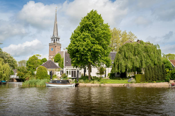 pintoresco pueblo turístico holandés broek en waterland visto desde el barco - waterland fotografías e imágenes de stock