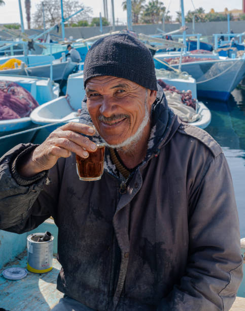 pescatore egiziano con tè - fishing boat egypt men middle eastern ethnicity foto e immagini stock