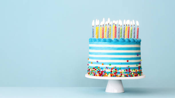 pastel de cumpleaños de crema de mantequilla rayada con coloridas velas de cumpleaños y espolvoreados - happy birthday fotografías e imágenes de stock