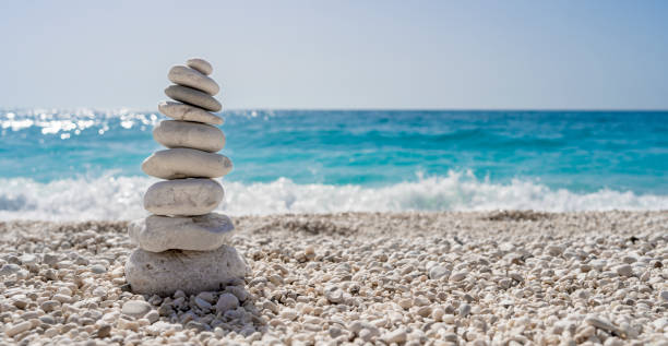 지중해의 아름다운 조약돌 해변에 쌓인 돌 - stone stability balance zen like 뉴스 사진 이미지