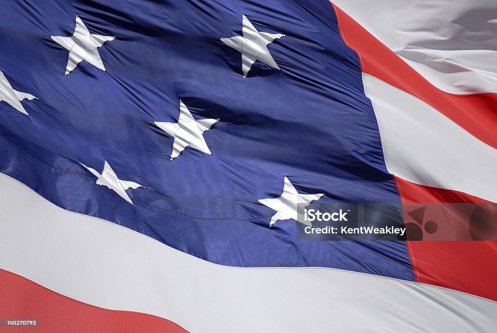 Old glory della bandiera americana sventolare al vento primo piano - Foto stock royalty-free di A forma di stella