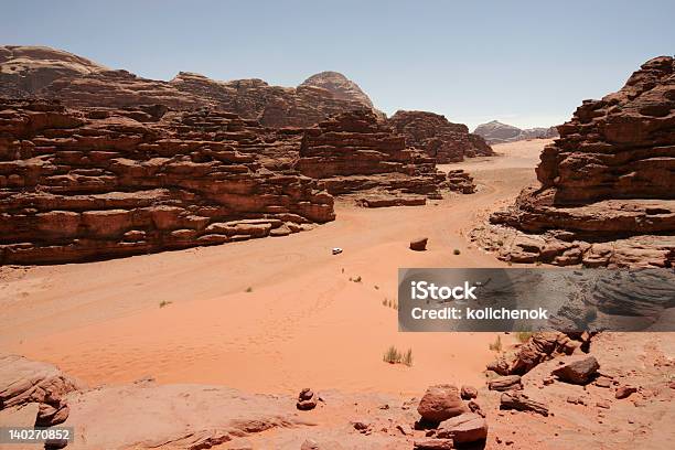Czerwony Piasek Diuna I Pustynny Krajobraz Wadi Rum Jordania - zdjęcia stockowe i więcej obrazów 4x4