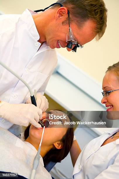 Foto de Dentistas Examinando O Paciente e mais fotos de stock de Adulto - Adulto, Bem vestido, Boca Aberta