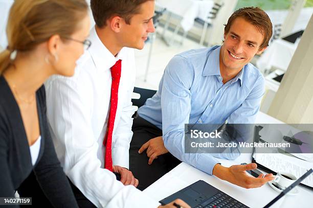 Equipo De Negocios En Una Reunión Foto de stock y más banco de imágenes de Adulto - Adulto, Adulto joven, Alegre