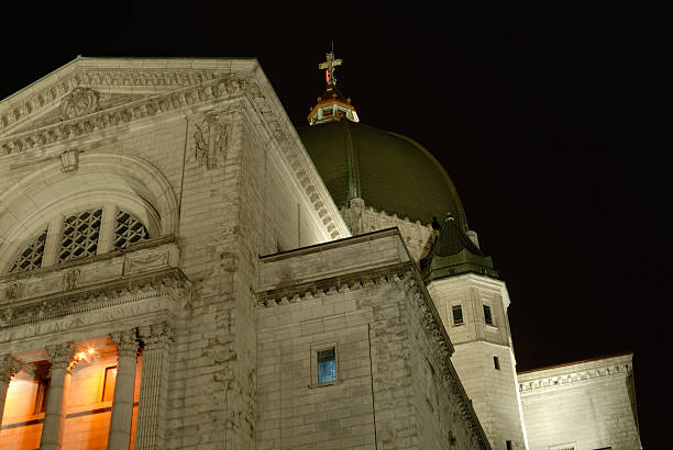 Saint Joseph's Oratório à noite - fotografia de stock