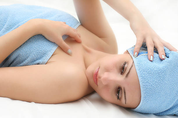 편안한 아름다운 성녀 판매 - clear sky human skin towel spa treatment 뉴스 사진 이미지