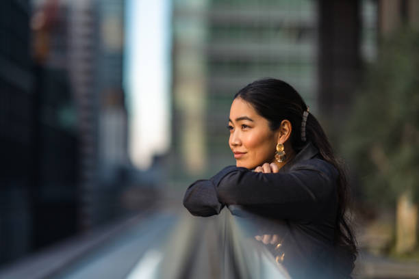 retrato de bella empresaria en la ciudad - autoridad fotografías e imágenes de stock