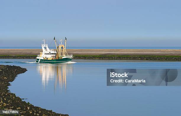 Peschereccio Da Traino Per La Pesca - Fotografie stock e altre immagini di Peschereccio - Peschereccio, Tagliare, Acqua