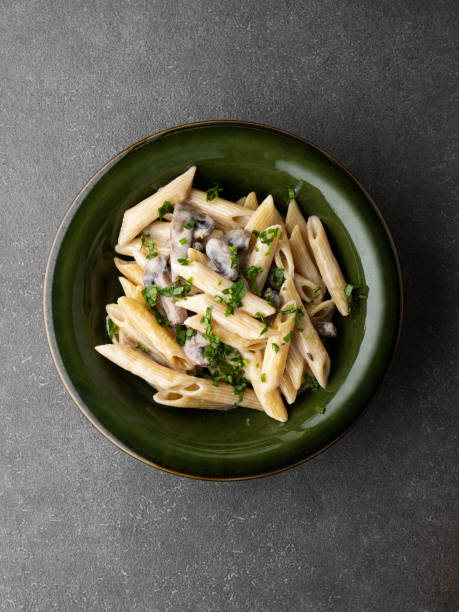 pasta cremosa con champiñones, pasta penne con champiñones - penne fotografías e imágenes de stock