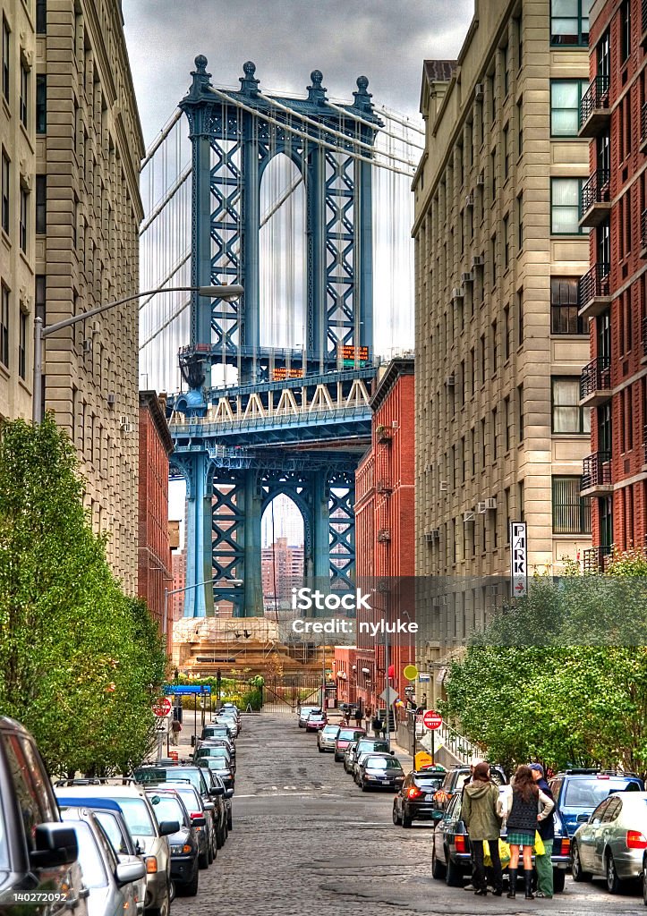 Manhattan Bridge Street View - Foto stock royalty-free di Acciaio