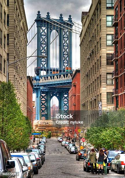 Manhattan Bridge Street View - Fotografie stock e altre immagini di Acciaio - Acciaio, Albero, Ambientazione esterna