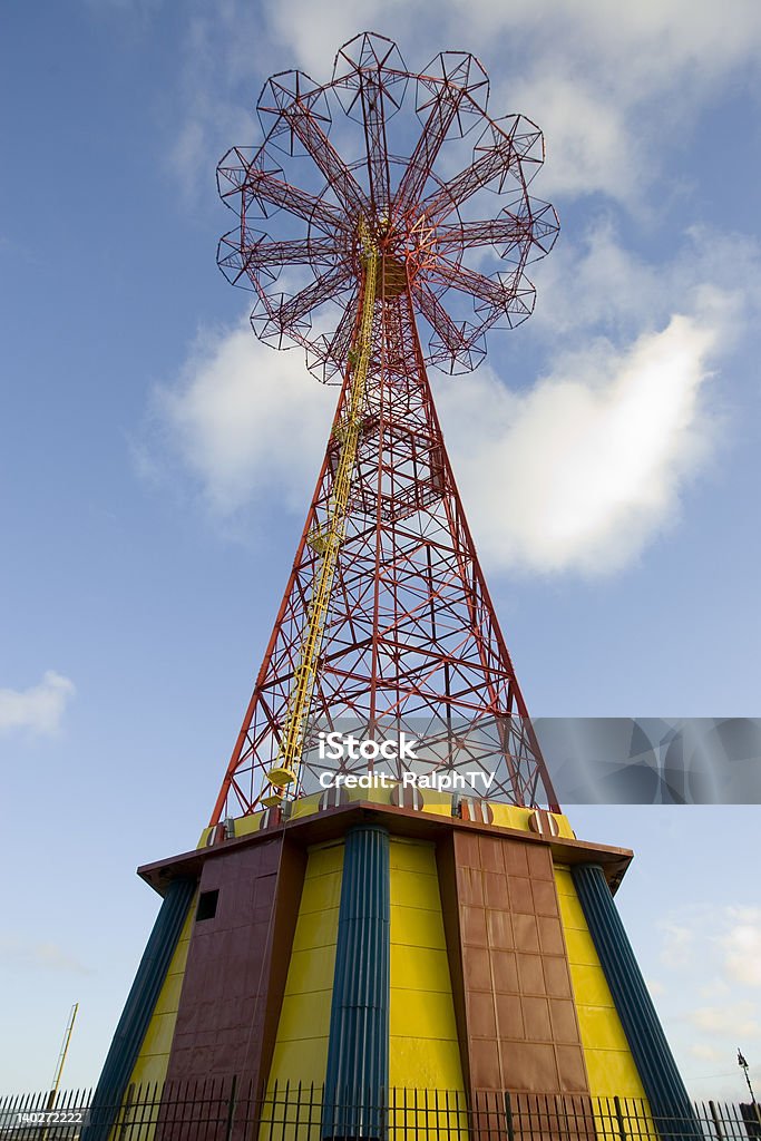 Coney Island de feria Parachute Jump - Foto de stock de Alto - Descripción física libre de derechos