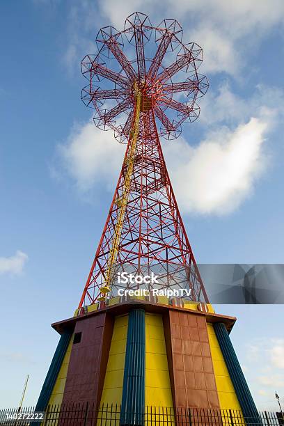 Coney Island De Feria Parachute Jump Foto de stock y más banco de imágenes de Alto - Descripción física - Alto - Descripción física, Atracción de feria, Atracción de feria Parachute Jump