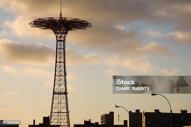 Foto de Silhueta De Coney Island Brinquedo Salto Com Páraqueda e mais fotos de stock de Alto - Descrição Geral