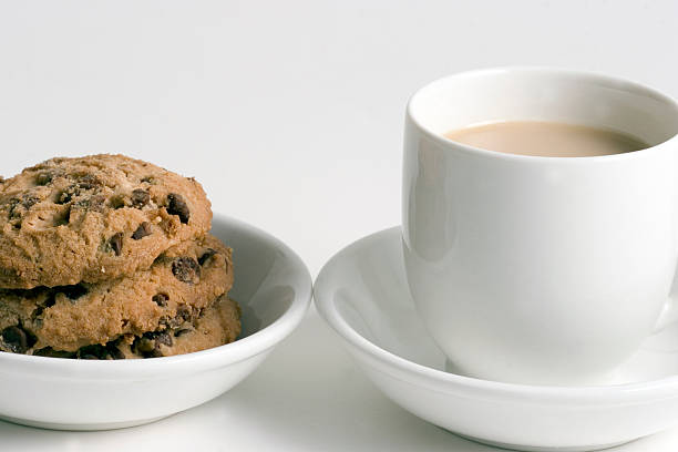 Pilha de café e Chocolate Chips cookies - fotografia de stock
