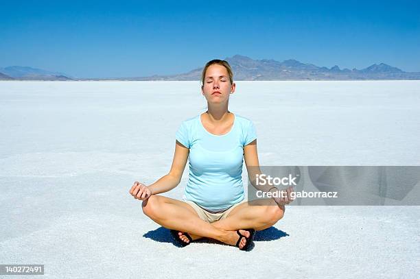 Yoga Woman Stockfoto und mehr Bilder von Sonne - Sonne, Im Freien, Schwanger