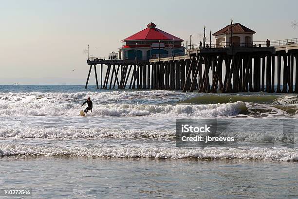 ハンティントンビーチ桟橋 - カリフォルニア州 ハンティントンビーチのストックフォトや画像を多数ご用意 - カリフォルニア州 ハンティントンビーチ, サーフィン, 打ち寄せる波
