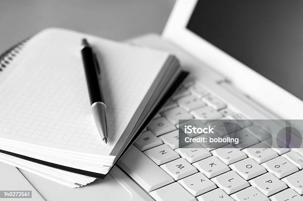 Estudo - Fotografias de stock e mais imagens de Escrever - Escrever, Caderno de notas, Eletrónica