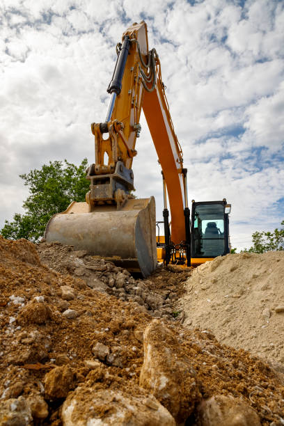 excavadora amarilla - earth mover digging land bulldozer fotografías e imágenes de stock