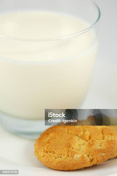 Cookies Auf Weißen Teller Und Glas Milch Stockfoto und mehr Bilder von Biscotti - Biscotti, Braun, Brotsorte