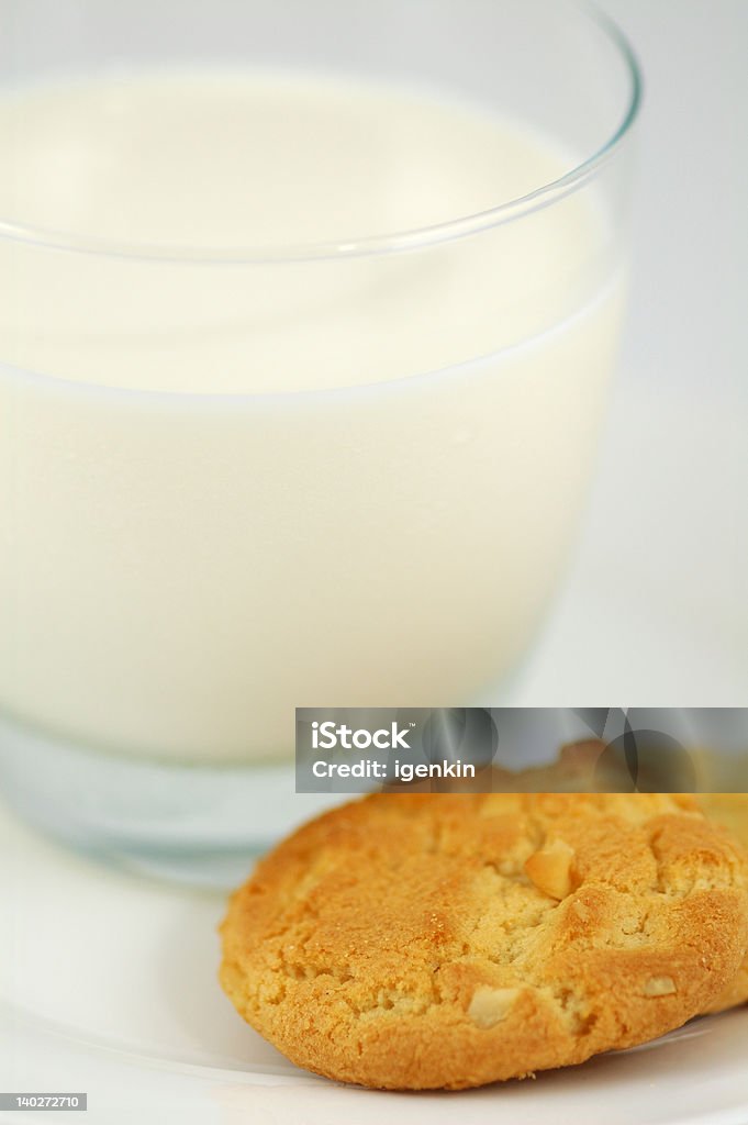 Cookies no prato branco e copo de leite - Foto de stock de Amarelo royalty-free