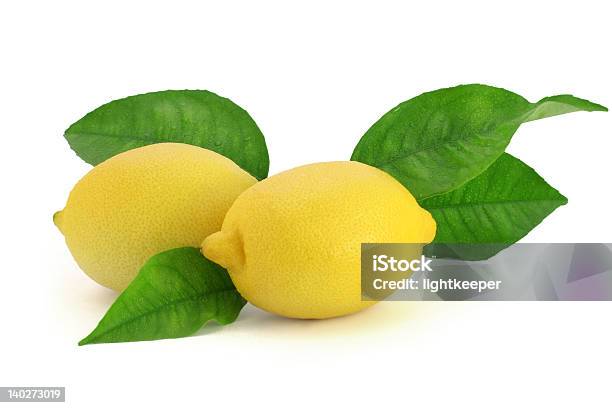 Limoni Freschi Con Foglie - Fotografie stock e altre immagini di Agrume - Agrume, Bianco, Bibita