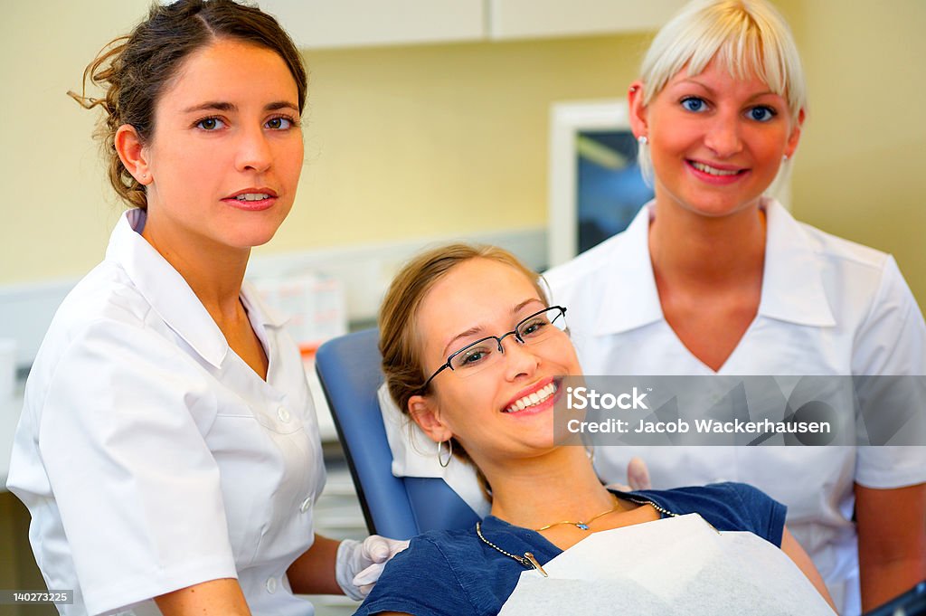 Dentistas com um paciente do sexo feminino - Foto de stock de Adulto royalty-free