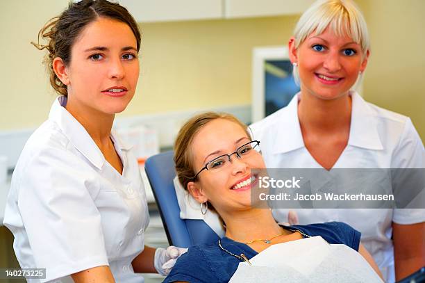 Foto de Dentistas Com Um Paciente Do Sexo Feminino e mais fotos de stock de Adulto - Adulto, Alegria, Assistente de Dentista