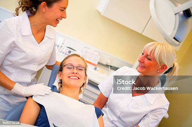 Dentistas Ajudar Uma Doente Do Sexo Feminino - Fotografias de stock e mais imagens de Adulto - Adulto, Alegria, Assistente de Dentista