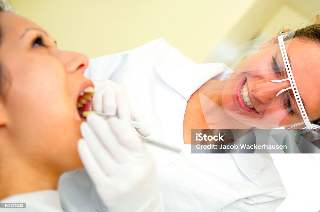歯科医のメスの患者をサポート - 2人のロイヤリティフリーストックフォト