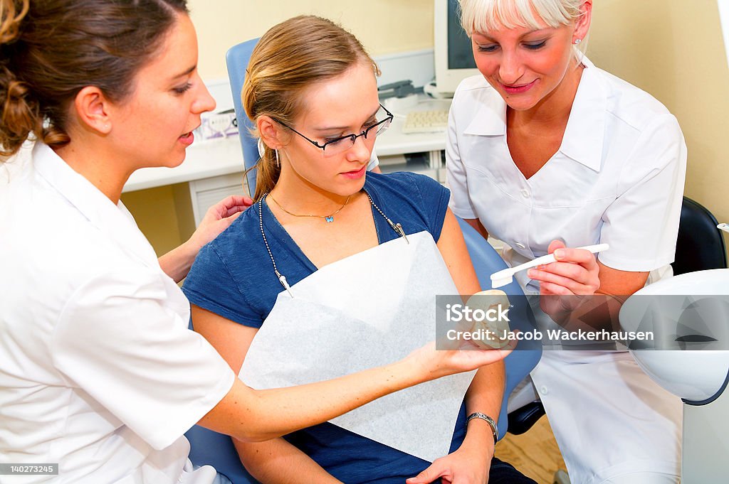 Unterstützung eine weibliche Patienten Zahnärzten - Lizenzfrei Arbeiten Stock-Foto