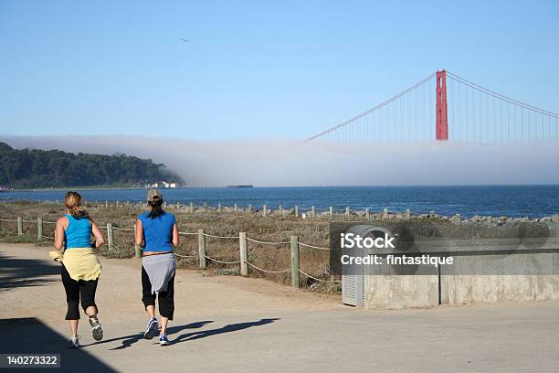 Trote En San Francisco Foto de stock y más banco de imágenes de Aerobismo - Aerobismo, Correr, Puente Golden Gate