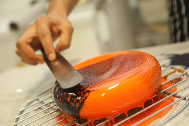 オレンジケーキを作るシェフ - fruit sauce ストック��フォトと画像