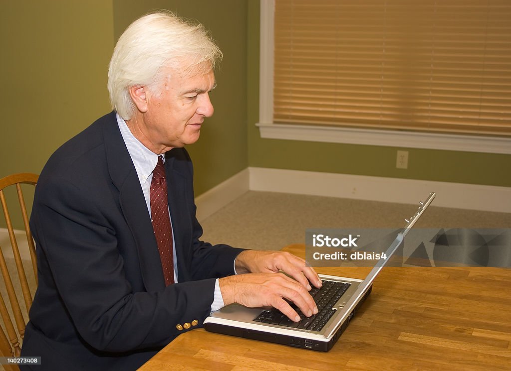 Leitender Geschäftsmann auf Laptop - Lizenzfrei Aktiver Senior Stock-Foto