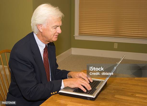 Leitender Geschäftsmann Auf Laptop Stockfoto und mehr Bilder von Aktiver Senior - Aktiver Senior, Alt, Alter Erwachsener