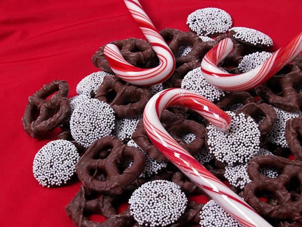 Chocolate Pretzels, Nonpareils e Balas em forma de bengala em vermelho - foto de acervo