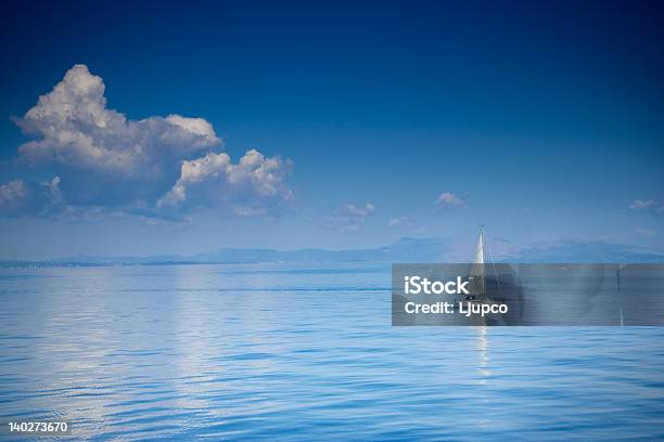 Boot Segeln In Einem Offenen Meer Stockfoto und mehr Bilder von Insel Korfu - Insel Korfu, Segeln, Segelschiff