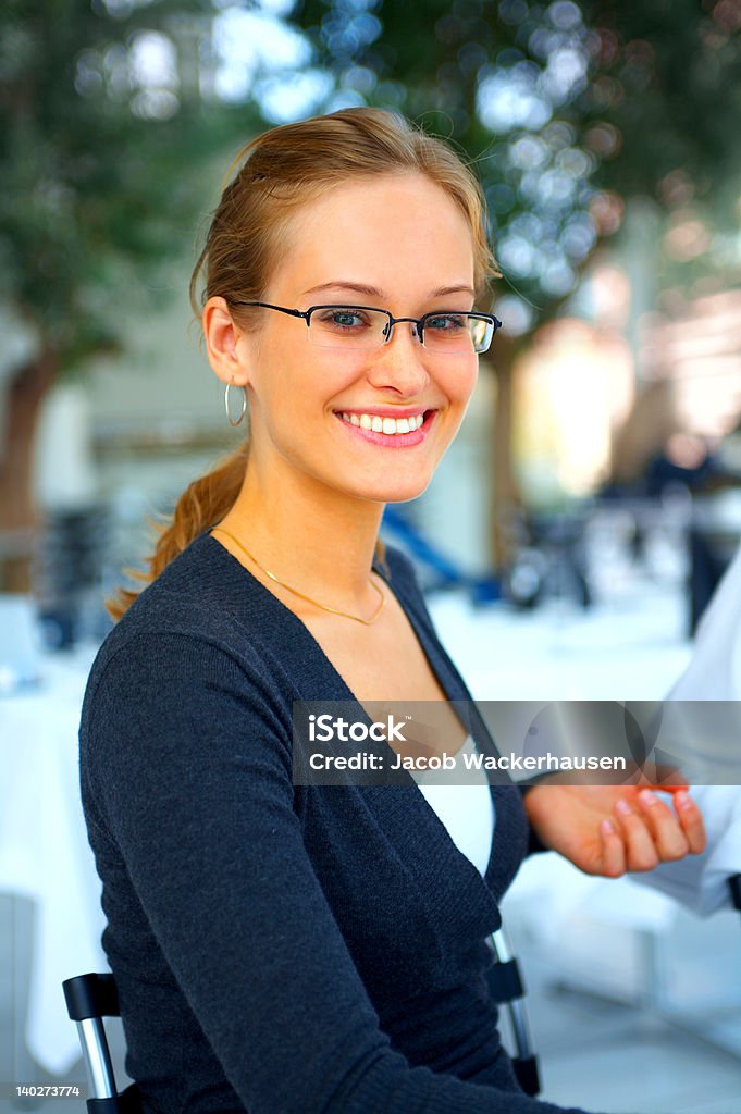 Empresária, sentado em um restaurante - Foto de stock de 20 Anos royalty-free