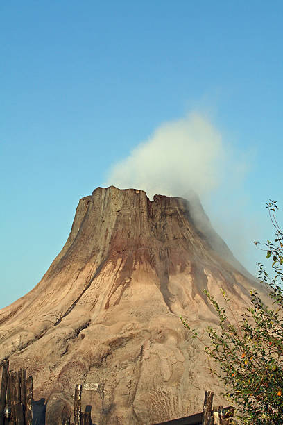 вулкан - огромные smoky горы стоковые фото и изображения