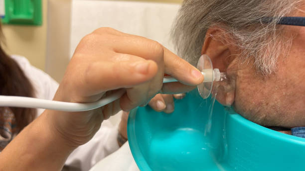 пожилому мужчине с ухом удалили - ear canal стоковые фото и изображения