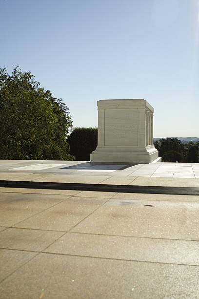 grabmal des unknowns - tomb tomb of the unknown soldier arlington national cemetery place of burial stock-fotos und bilder