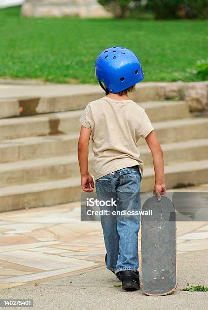 Riprovare Di Nuovo - Fotografie stock e altre immagini di Skateboard - Skateboard, Bambino, Elmetto