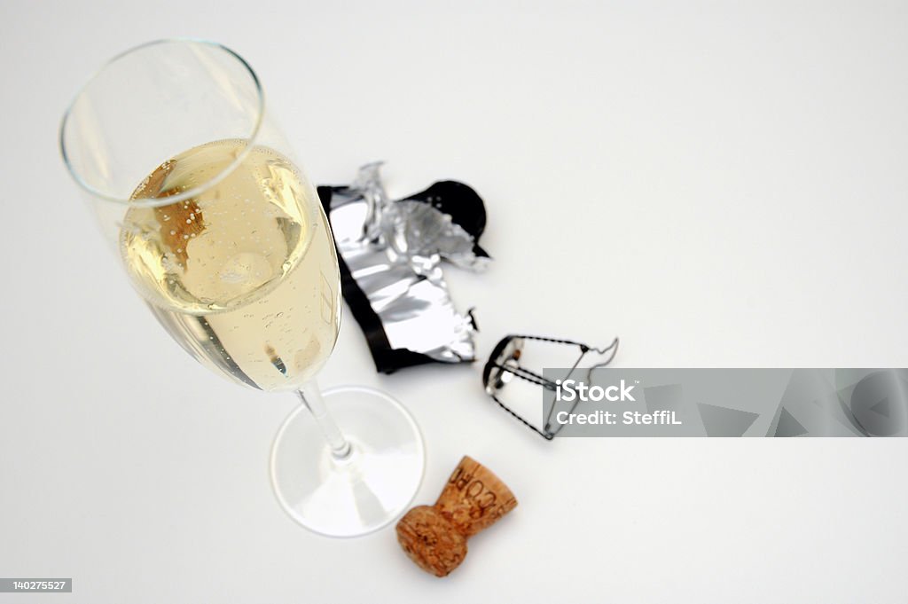 Один бокал для шампанского на белом фоне - Стоковые фото Алкоголь - напиток роялти-фри