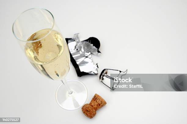 Один Бокал Для Шампанского На Белом Фоне — стоковые фотографии и другие картинки Алкоголь - напиток - Алкоголь - напиток, Без людей, Белое вино