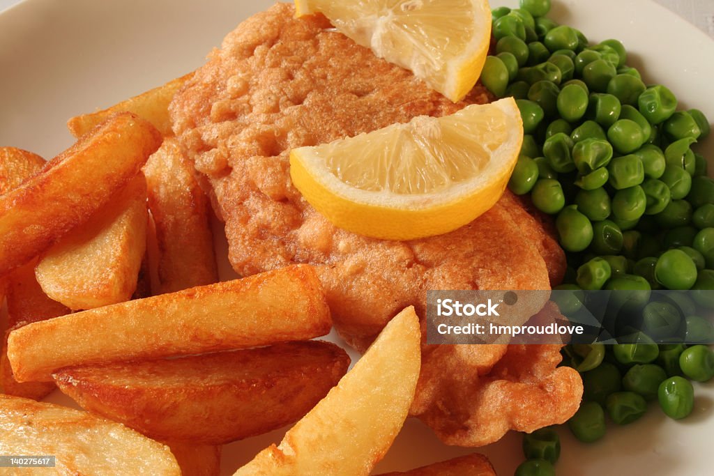 fish chips и горох - Стоковые фото Картофель фри роялти-фри