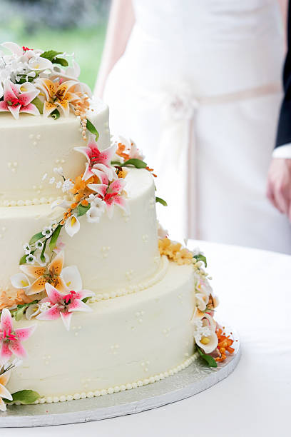 istock Wedding cake and couple 140275686