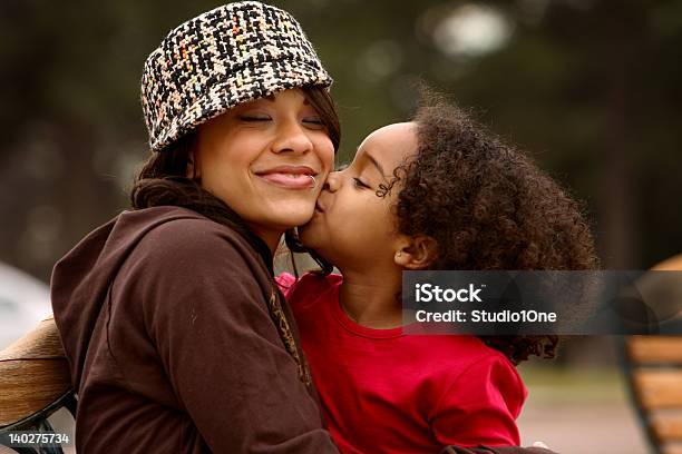 Madre Niño Foto de stock y más banco de imágenes de Familia - Familia, Rojo, Niño